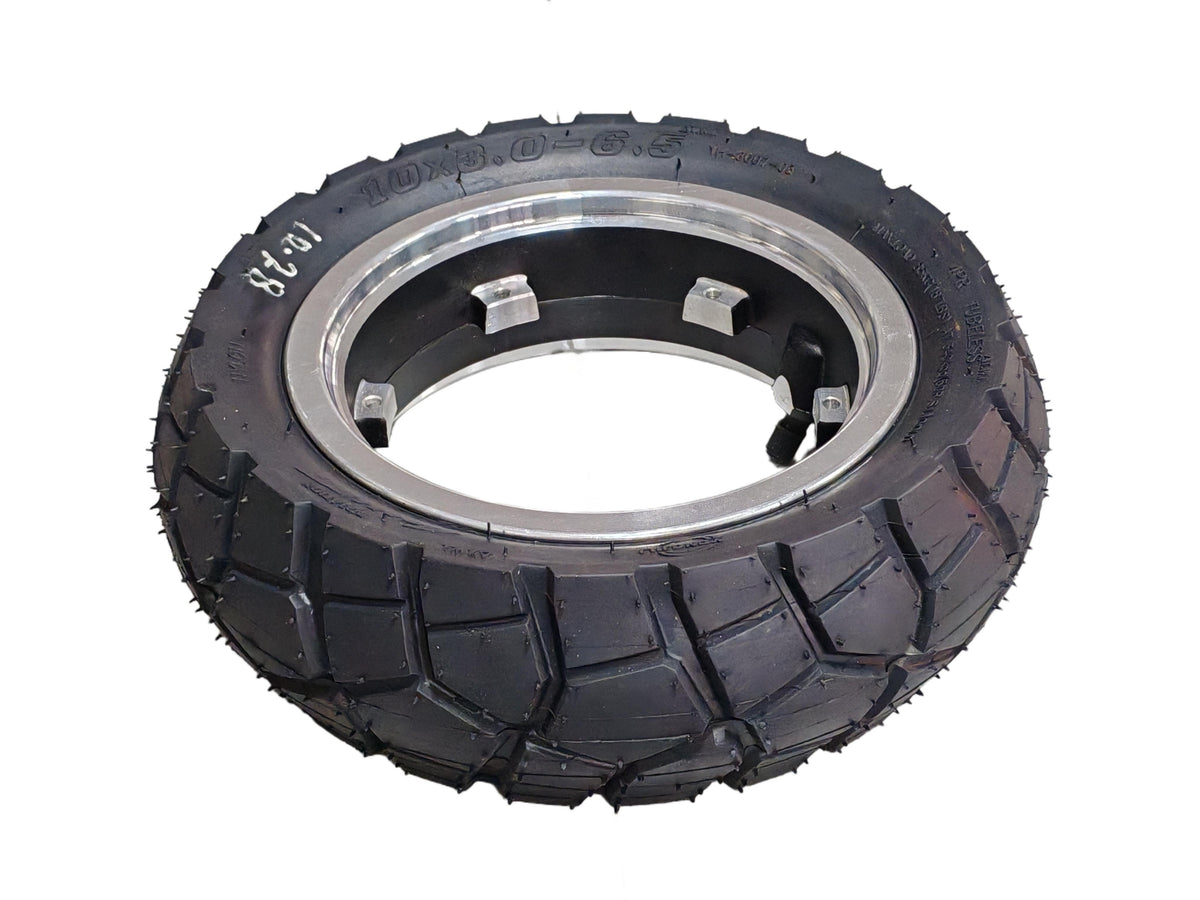 Jante en alu assemblée avec son pneu tubeless 10x3.0-6.5 sur fond blanc