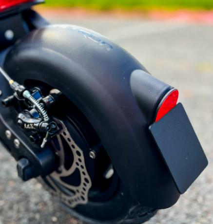 Garde-boue arrière noir avec support de plaque et réflecteur rouge monté sur la roue arrière de la Dualtron Forever