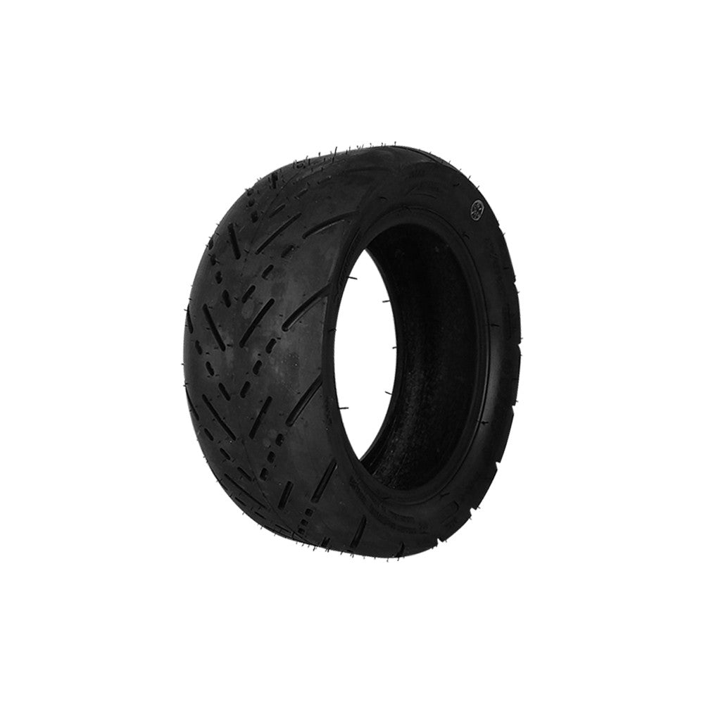 Pneu tubeless noir 90/55-6 pour trottinette électrique vu en perspective sur fond blanc