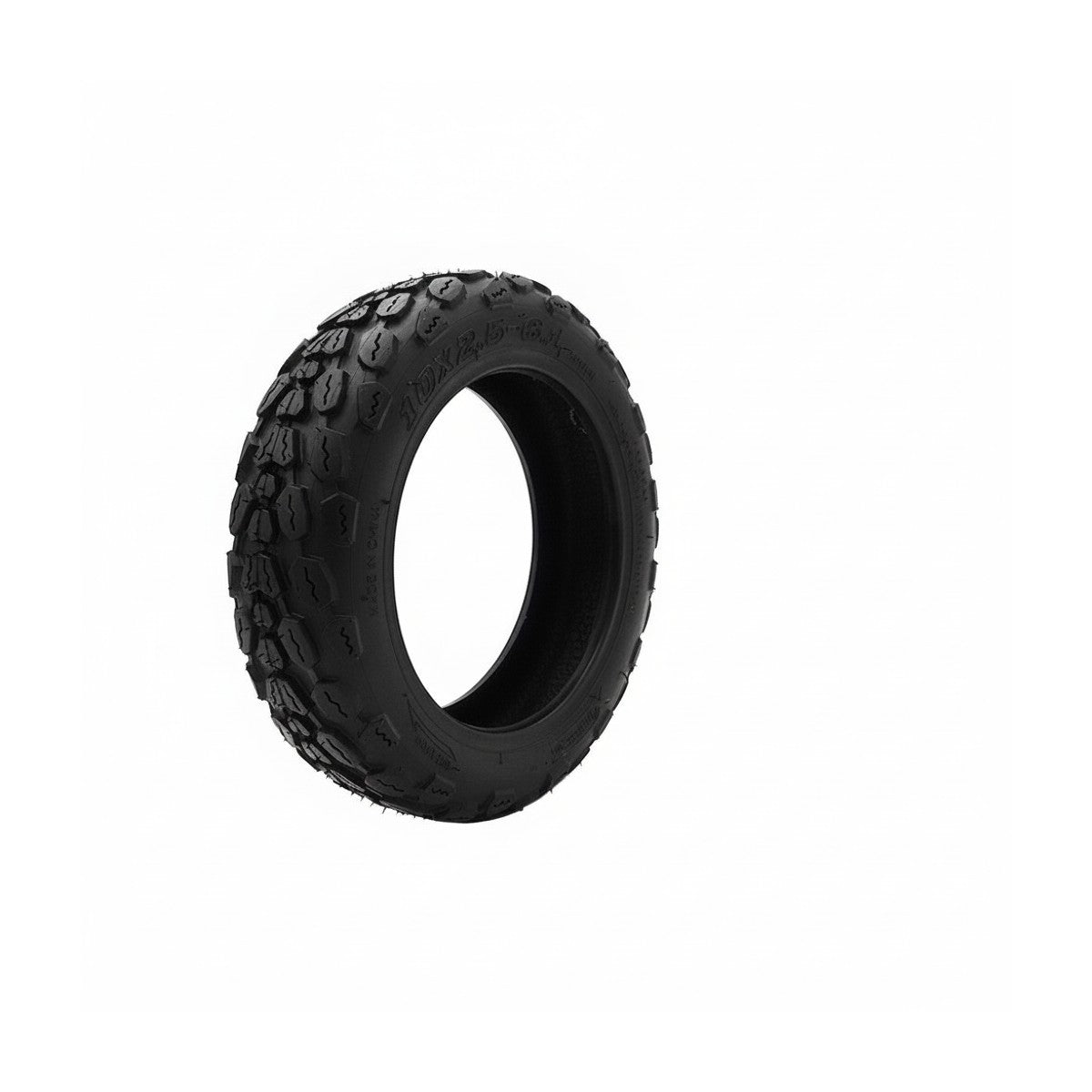 Pneu noir de trottinette électrique 10x2.50-6.1 vu de trois quarts sur fond blanc