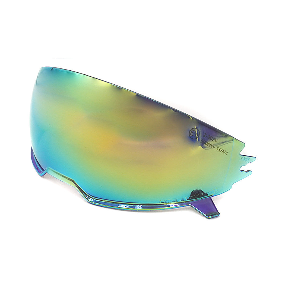 Visière de casque irisée aux reflets dorés et bleus posée sur fond blanc