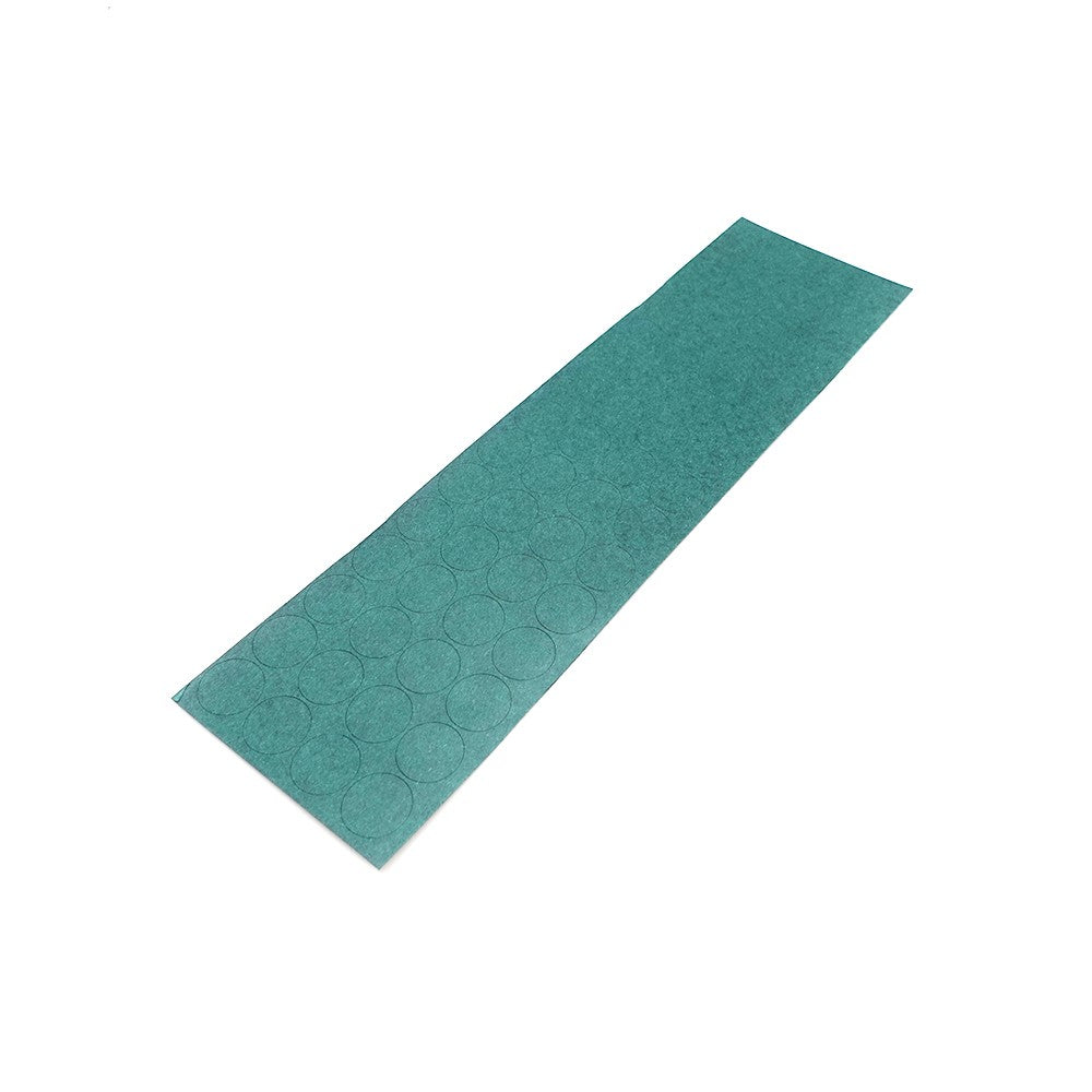 Planche d'anneaux isolants verts autocollants pour cellules de batterie 21700 sur fond blanc