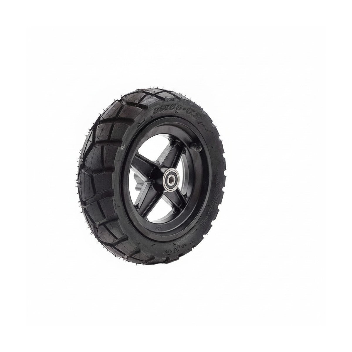 Roue avant complète noire avec pneu crouté vue de trois-quarts