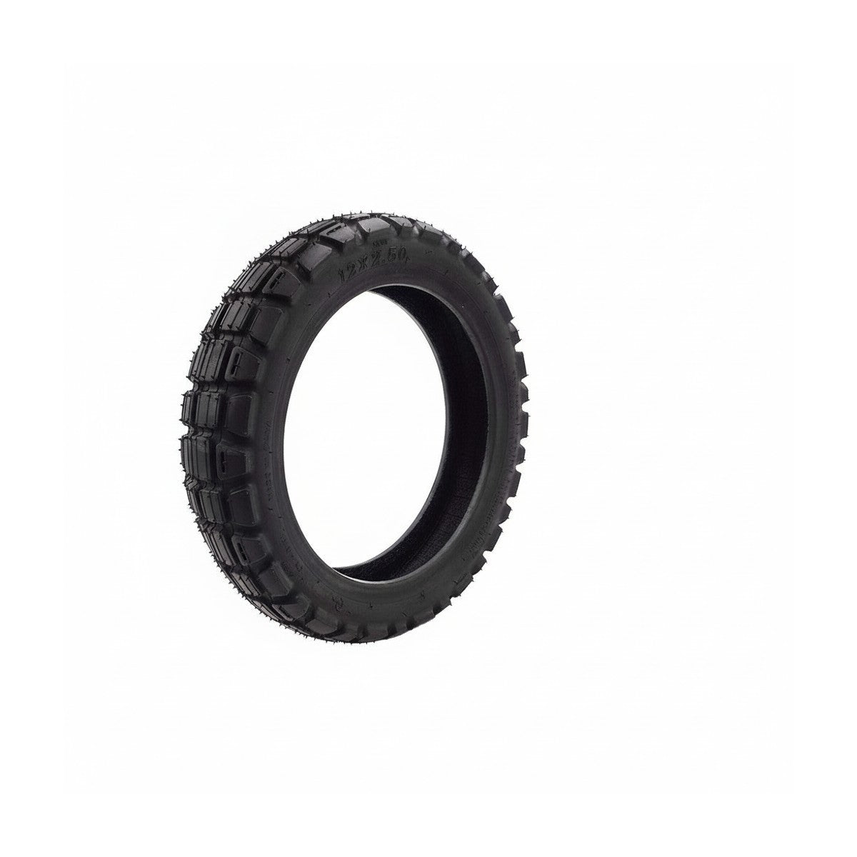 Pneu tubeless semi off-road noir 12x2,50 pour trottinette électrique vu en perspective
