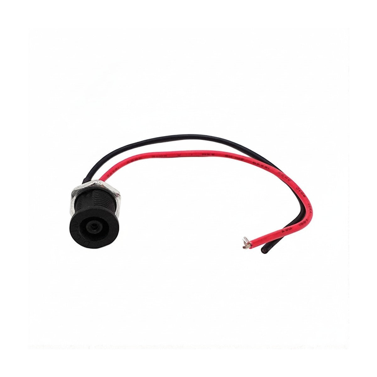 Port de charge électrique avec fil rouge et noir sur fond blanc