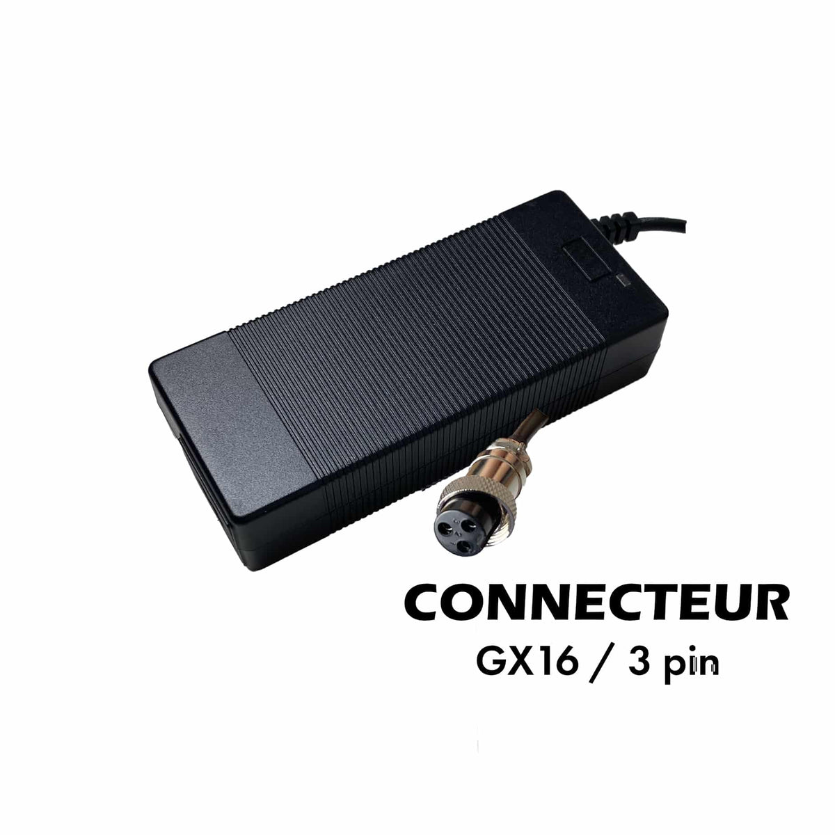 Chargeur noir de trottinette électrique avec son connecteur GX16 à 3 broches
