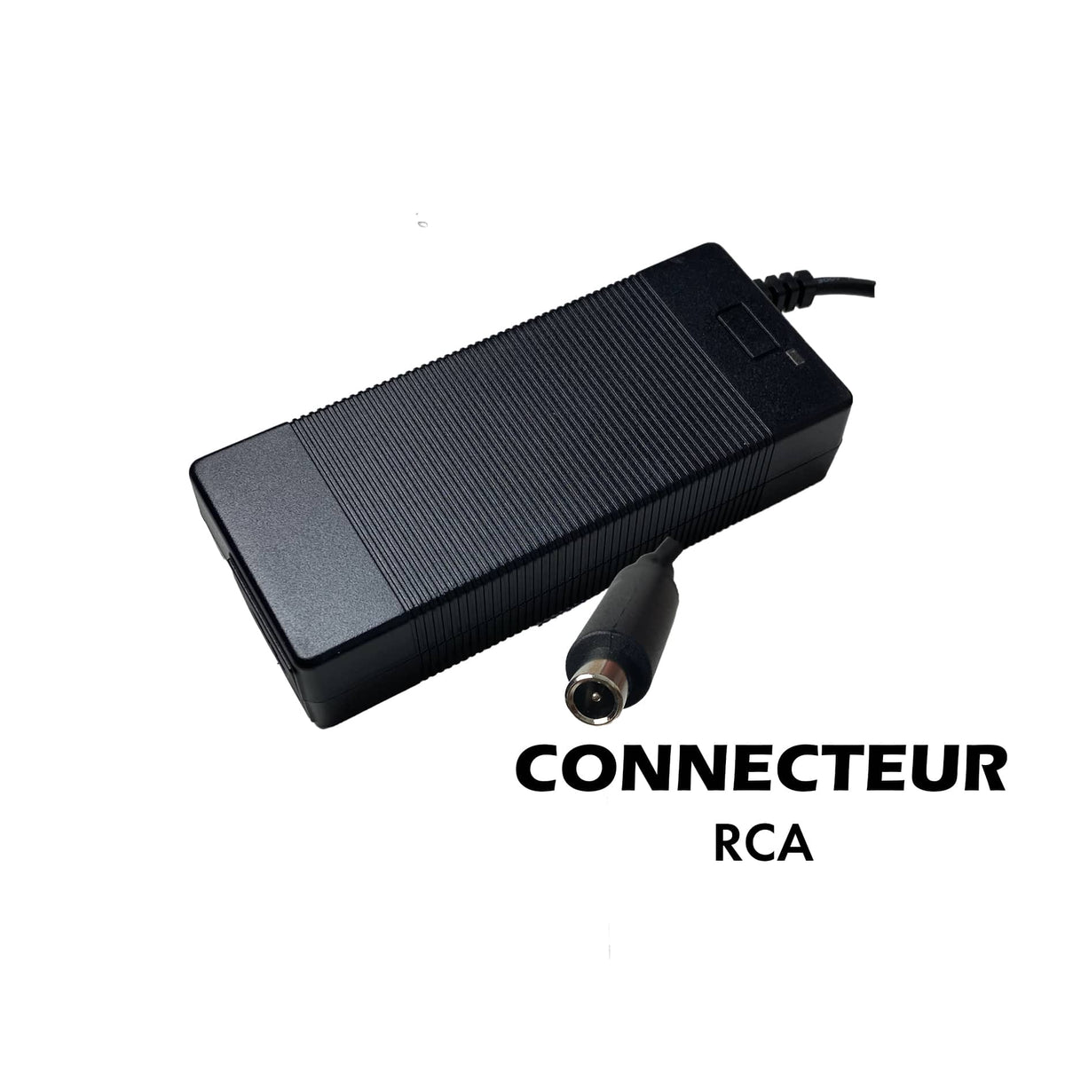 Chargeur noir de trottinette électrique avec son connecteur RCA au premier plan
