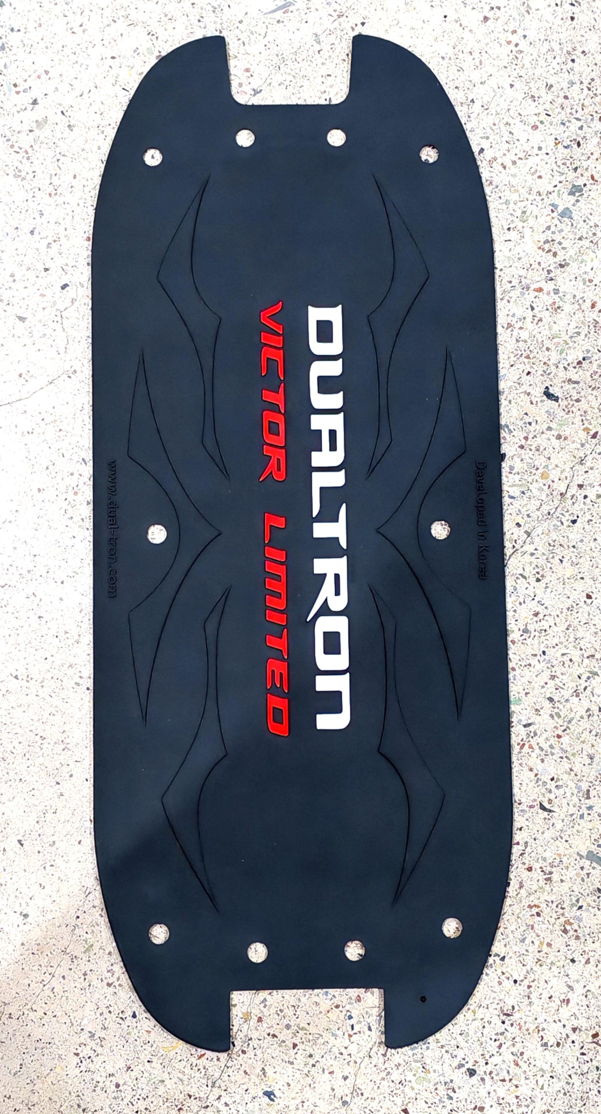 Tapis de deck en caoutchouc noir avec l'inscription Dualtron Victor Limited vu de dessus