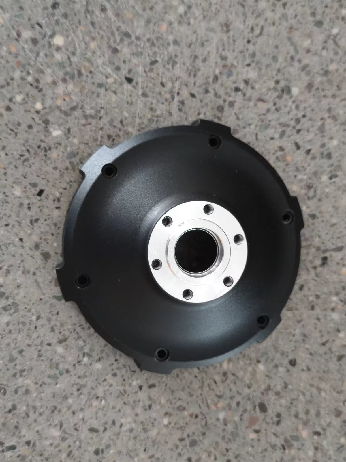 Capot moteur inférieur noir pour trottinette électrique Dualtron posé à plat