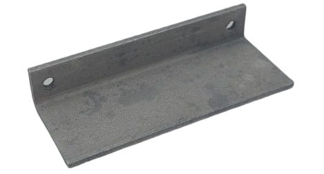 Support interne de batterie en métal sous forme de cornière percée de deux trous vu de trois-quarts