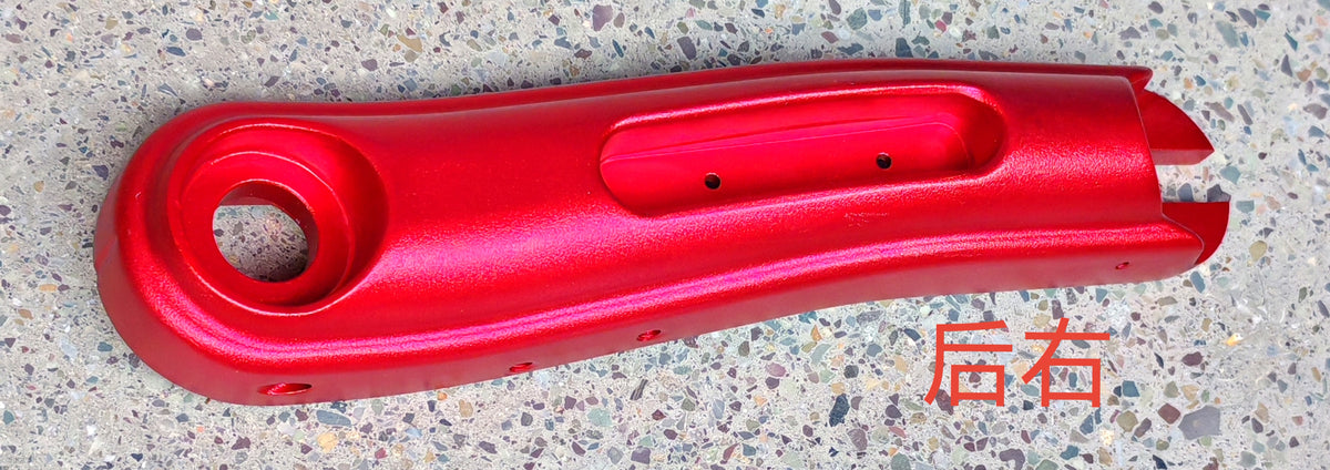 Bras de suspension arrière droit rouge de Dualtron Achilleus posé à plat