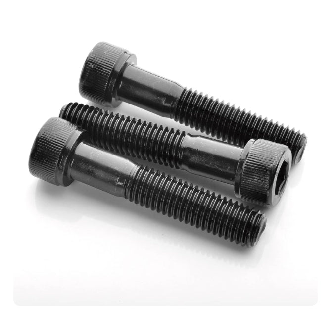 Trois vis noires à tête six pans creux sur un fond blanc