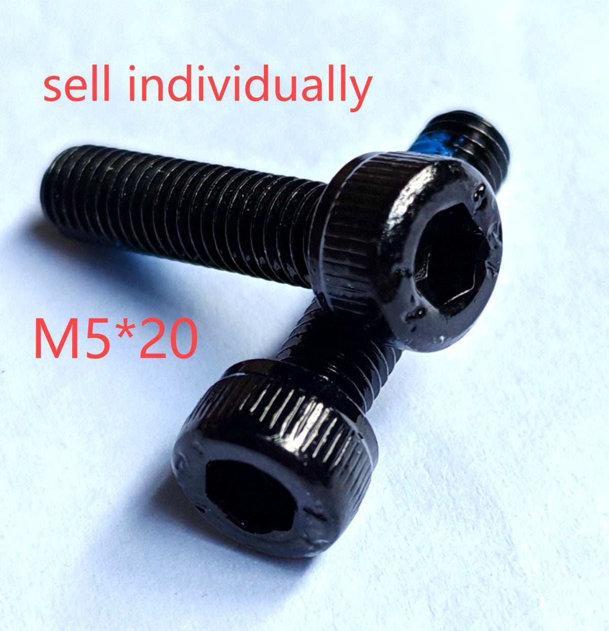 Deux vis BTR noires M5x20 pour fixation de moteur et jante de trottinette électrique