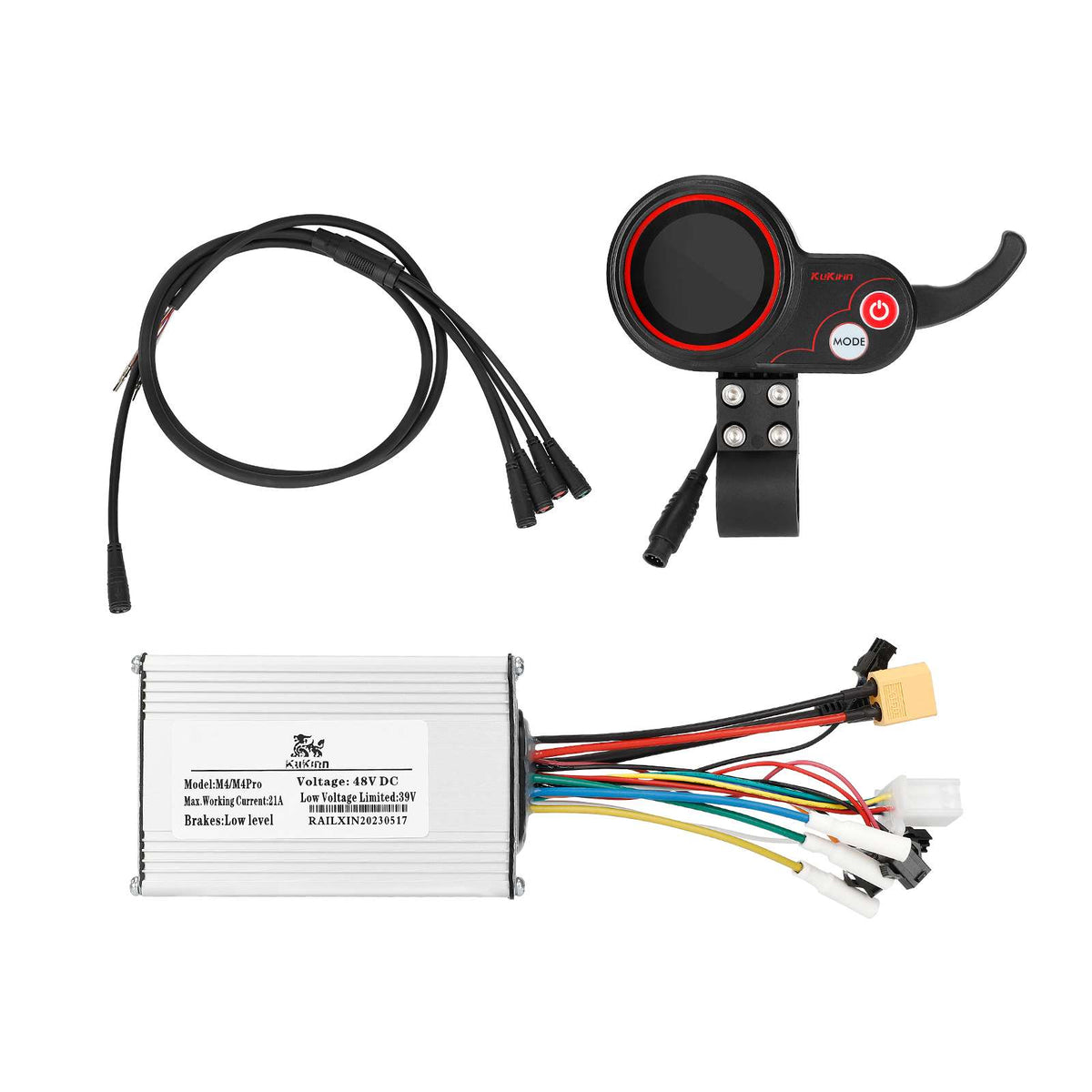 Afficheur LCD avec gâchette, contrôleur 48V 21A et câble de connexion sur fond blanc