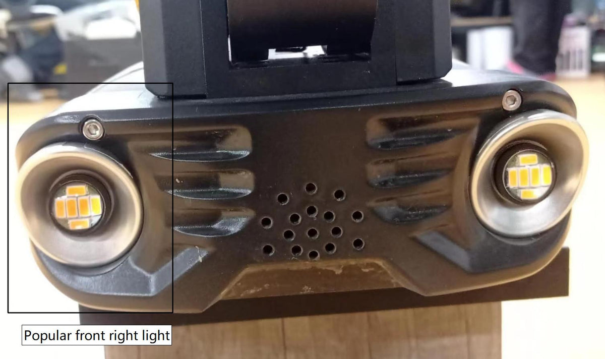 Feu clignotant avant droit encadré sur la face avant d'une trottinette électrique Dualtron Popular