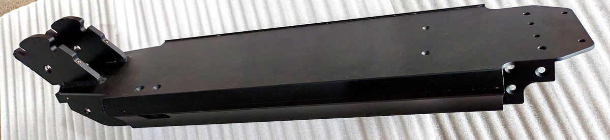 Châssis principal noir mat en aluminium pour trottinette électrique Dualtron Dolphin vu de trois-quarts.