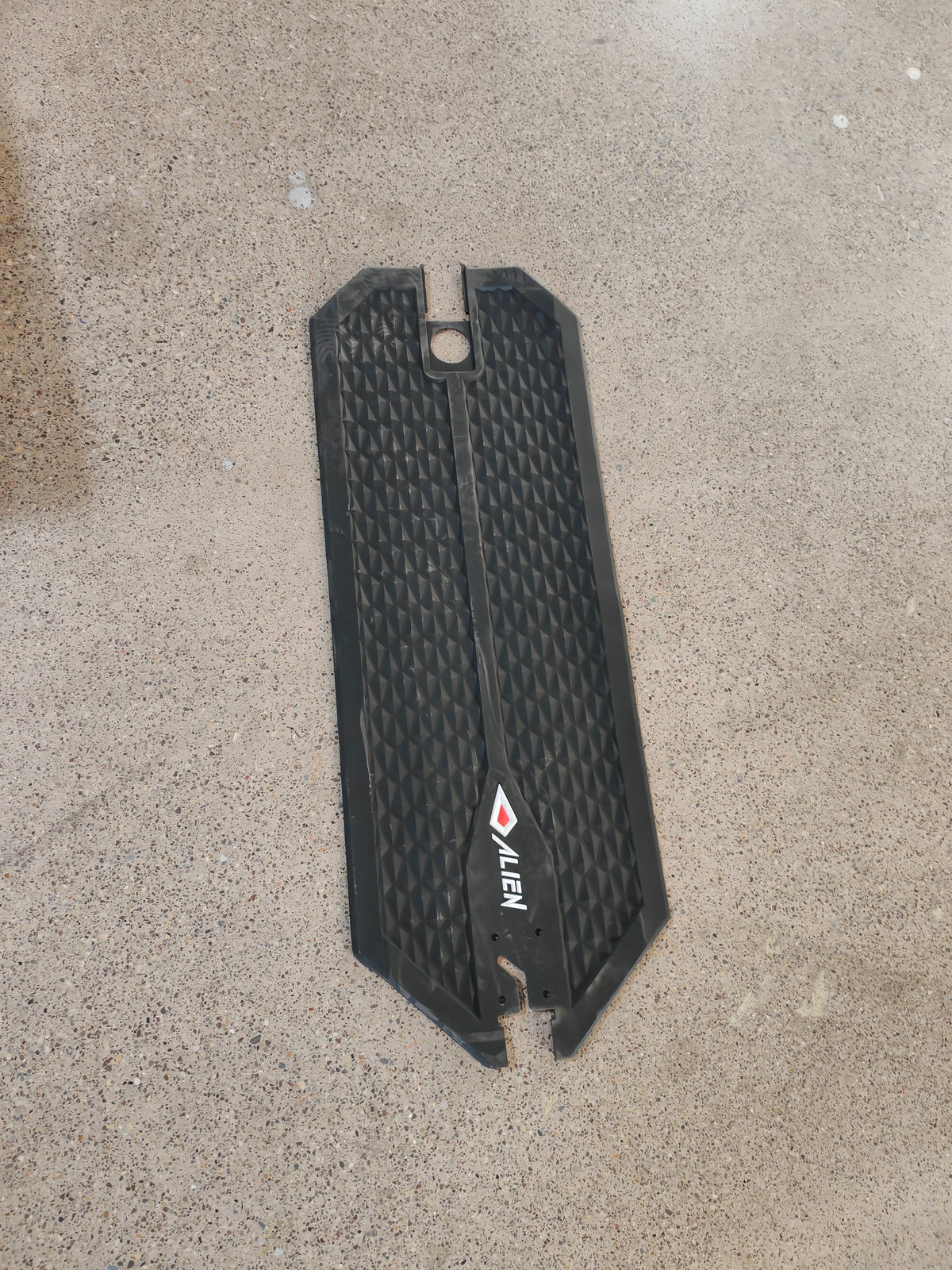 Grip en caoutchouc noir de Dualtron Sonic Alien vu de dessus.