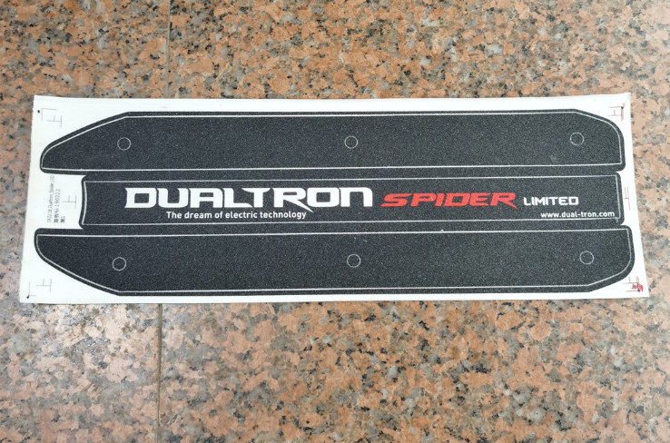 Grip antidérapant noir avec inscription Dualtron Spider Limited sur support blanc