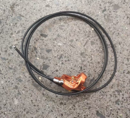 Étrier de frein hydraulique arrière orange avec sa durite pour trottinette électrique Dualtron Sonic Alien