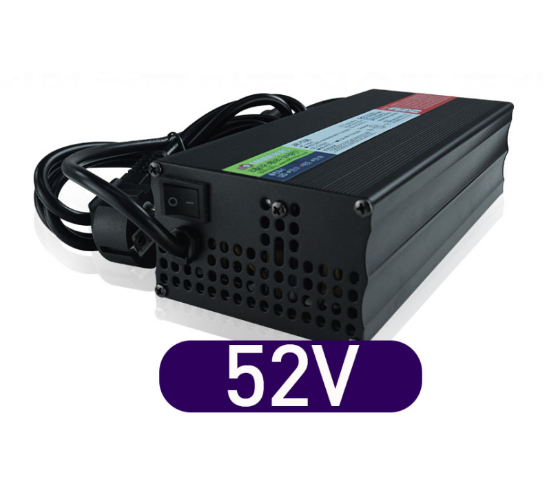 Chargeur rapide noir 58,1V 7A pour trottinette électrique vu de trois quarts
