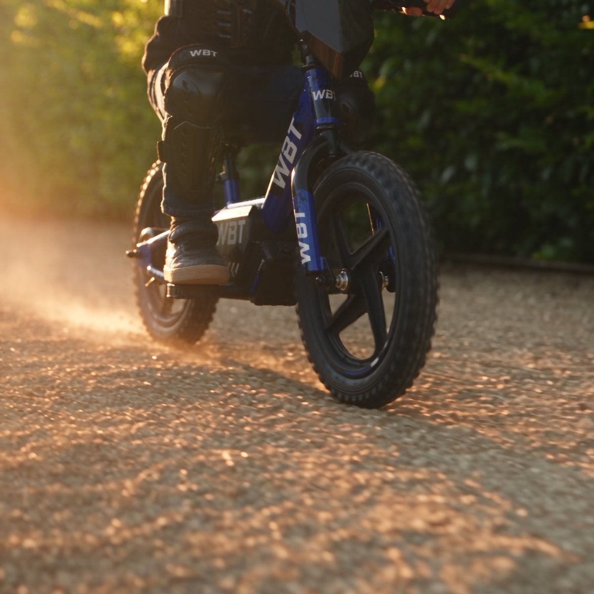 Enfant sur la WBT Kick, allée de jardin