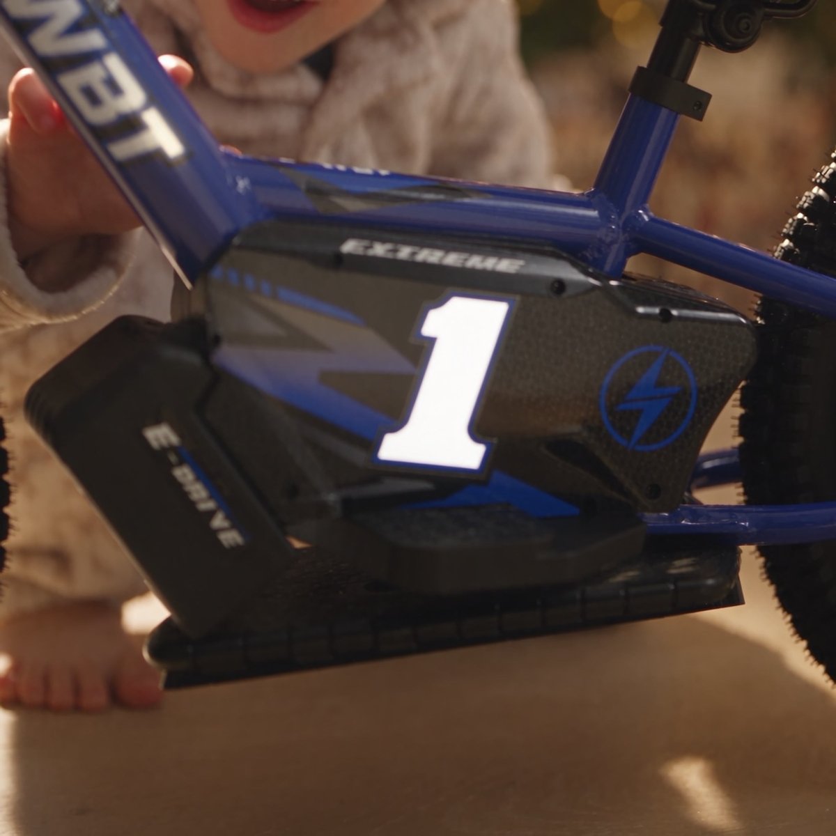 Enfant découvrant la WBT Kick X au pied du sapin