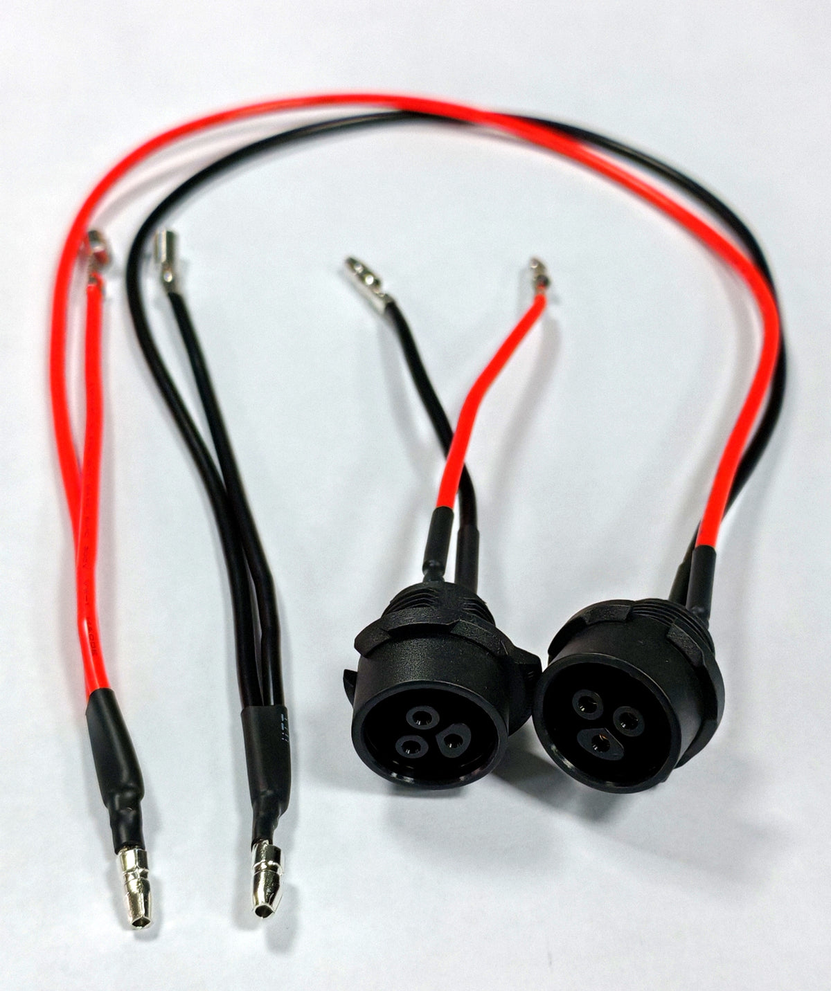 Deux ports de charge Baming noirs avec leurs câbles électriques rouge et noir.