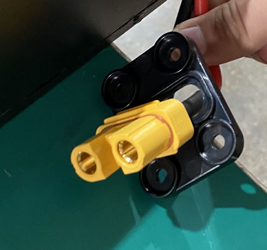 Connecteur de batterie femelle jaune encastré dans son support de fixation noir