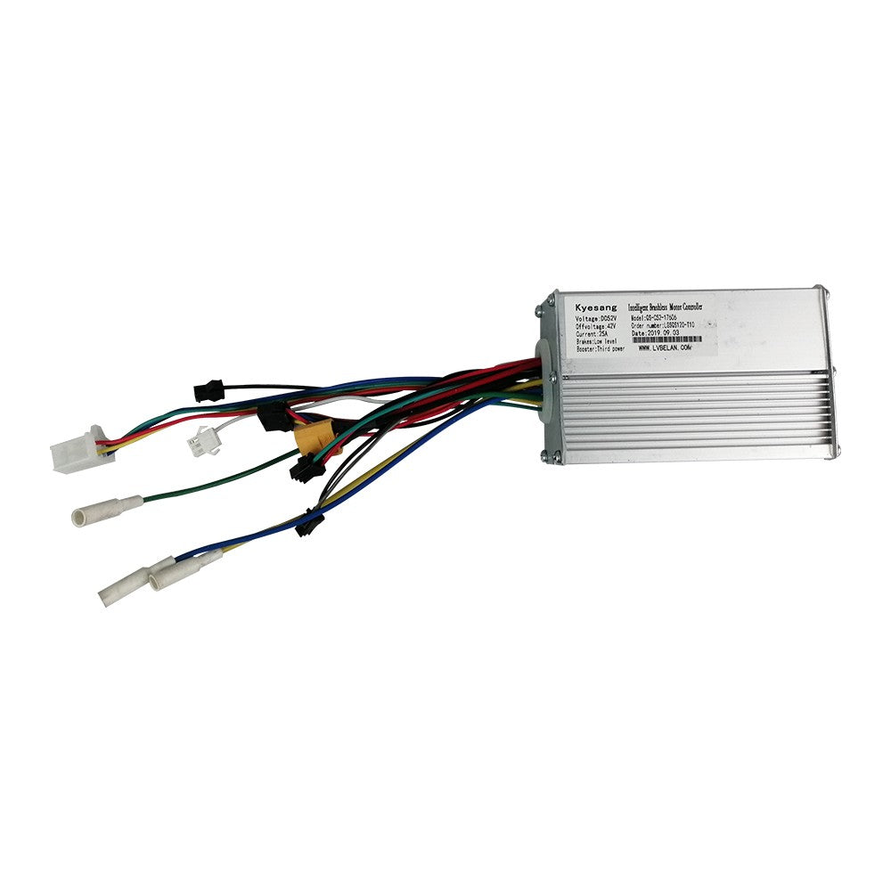 Contrôleur 52V en aluminium avec ses câbles de connexion sur fond blanc