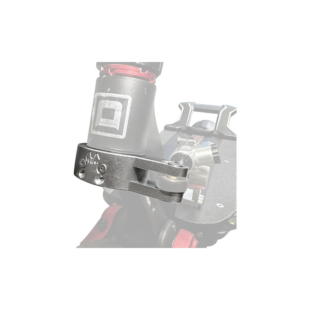 Support d'amortisseur de direction gris acier monté sur la potence d'une trottinette électrique Dualtron