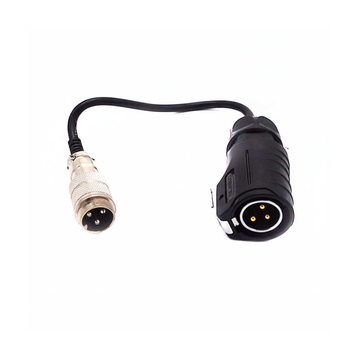Câble adaptateur de chargeur de 26 cm avec deux connecteurs à trois broches sur fond blanc