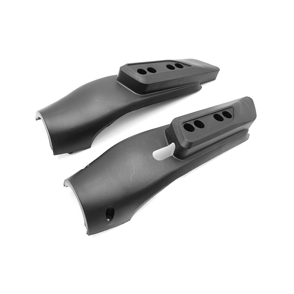 Paire de caches latéraux noirs en plastique posés sur fond blanc