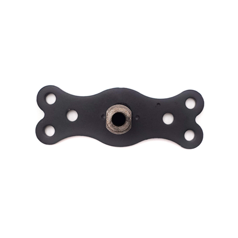 Plaque de fourche noire en métal avec perforations vue de dessus