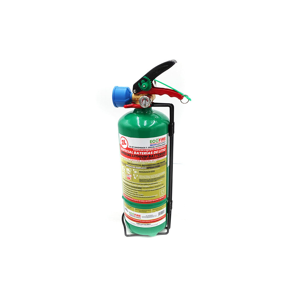 Extincteur vert spécial batteries lithium avec son support de fixation en métal sur fond blanc