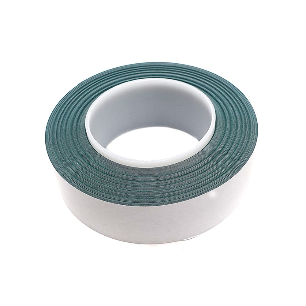Rouleau de ruban isolant vert pour batterie de trottinette électrique sur fond blanc