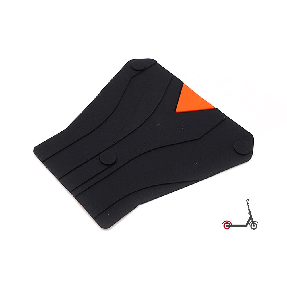 Pad décoratif arrière noir avec un détail orange pour trottinette électrique vu de dessus
