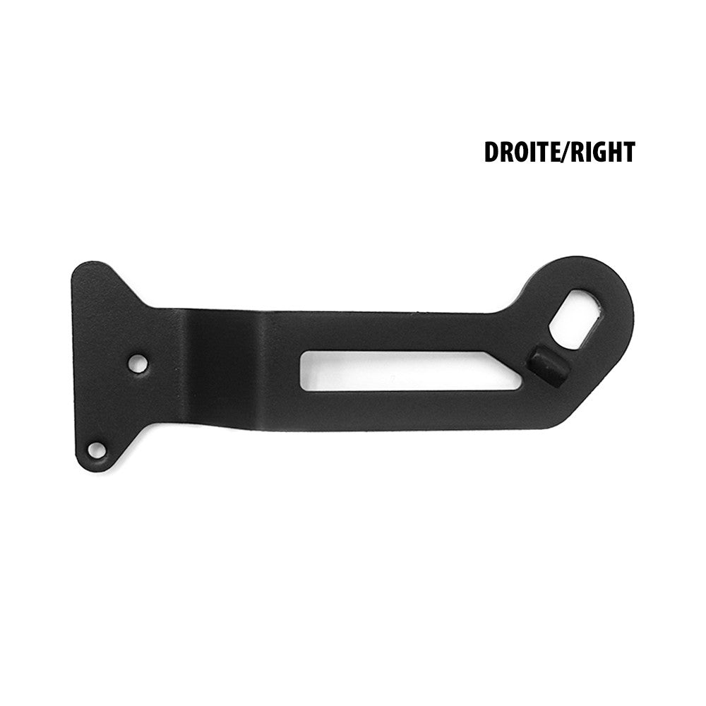 Support de garde-boue droit noir métallique pour trottinette électrique sur fond blanc