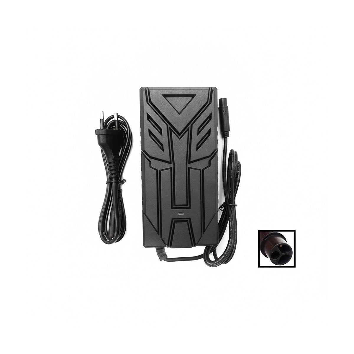 Chargeur noir pour trottinette électrique avec son câble secteur et son connecteur à trois broches.