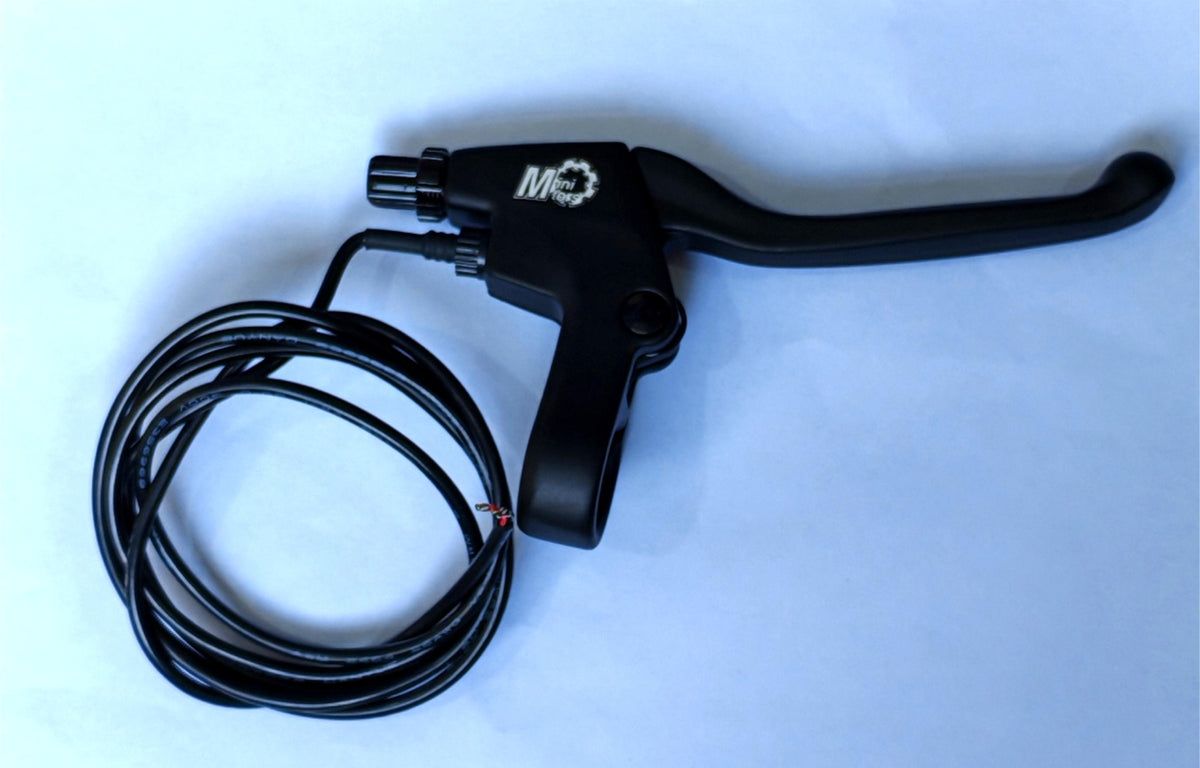 Poignée de frein droite noire Minimotors avec son câble sur fond blanc
