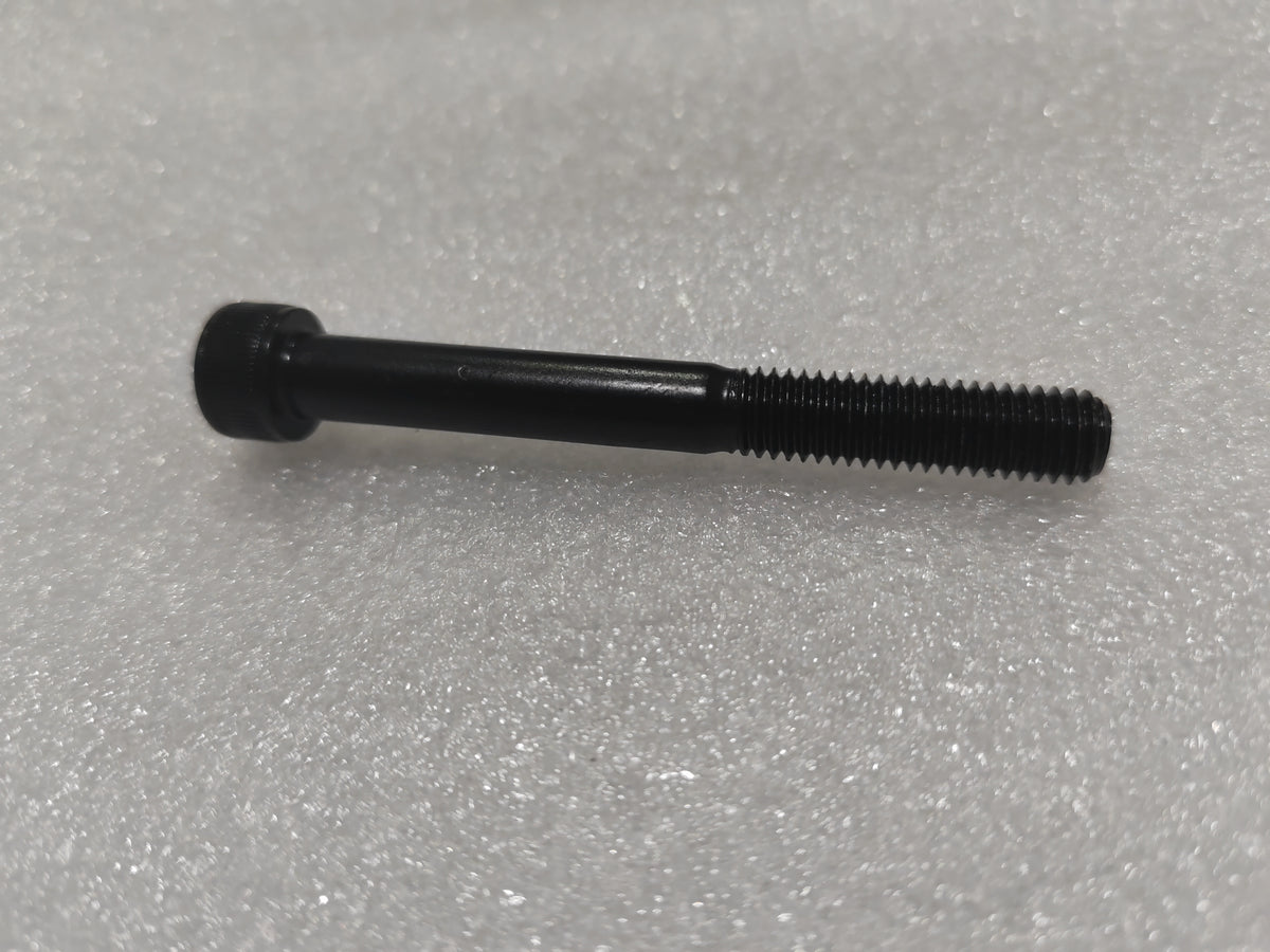 Vis noire BTR M8x72 posée horizontalement sur un fond blanc