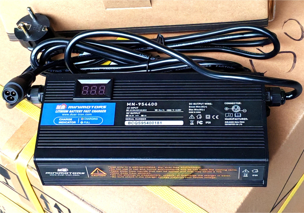 Chargeur 95,4V 4A Minimotors noir avec son câble d'alimentation et son connecteur LP16
