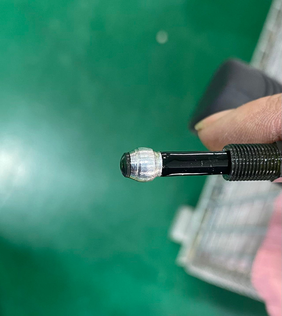 Raccord de compression NUTT installé à l'extrémité d'une durite de frein hydraulique