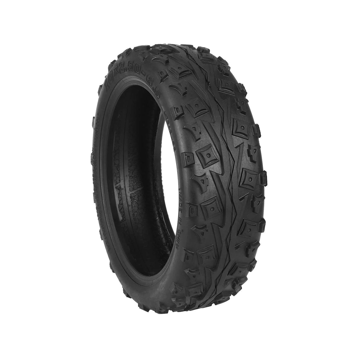 Pneu tout-terrain noir de 10 pouces pour trottinette électrique vu de trois-quarts