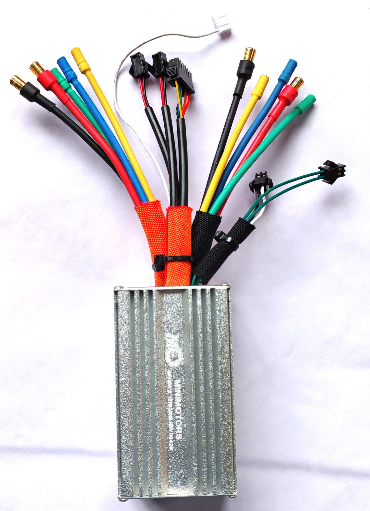 Contrôleur métallique Minimotors avec câbles et connecteurs colorés