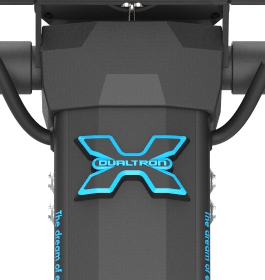 Logo LED lumineux bleu Dualtron X assemblé sur la colonne de direction de la trottinette Dualtron X Limited