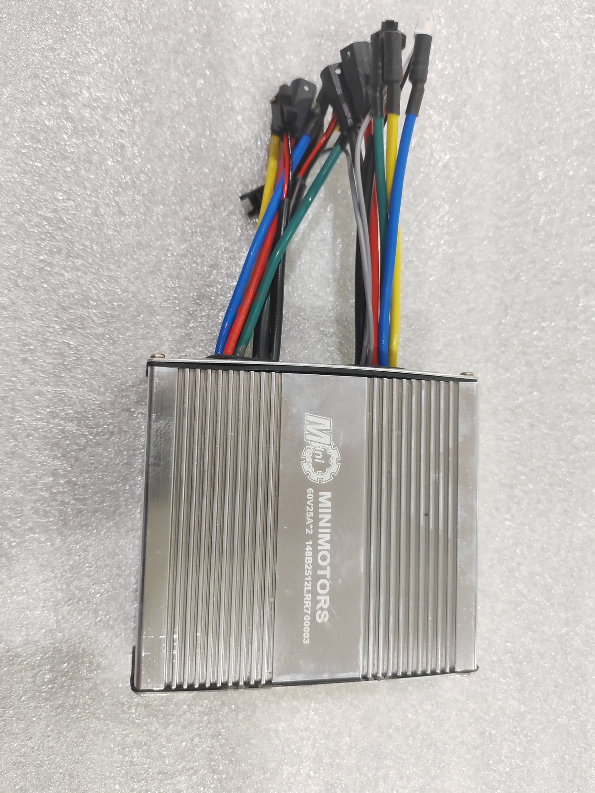 Contrôleur double moteur Minimotors 60V 25A en aluminium avec ses câbles de connexion