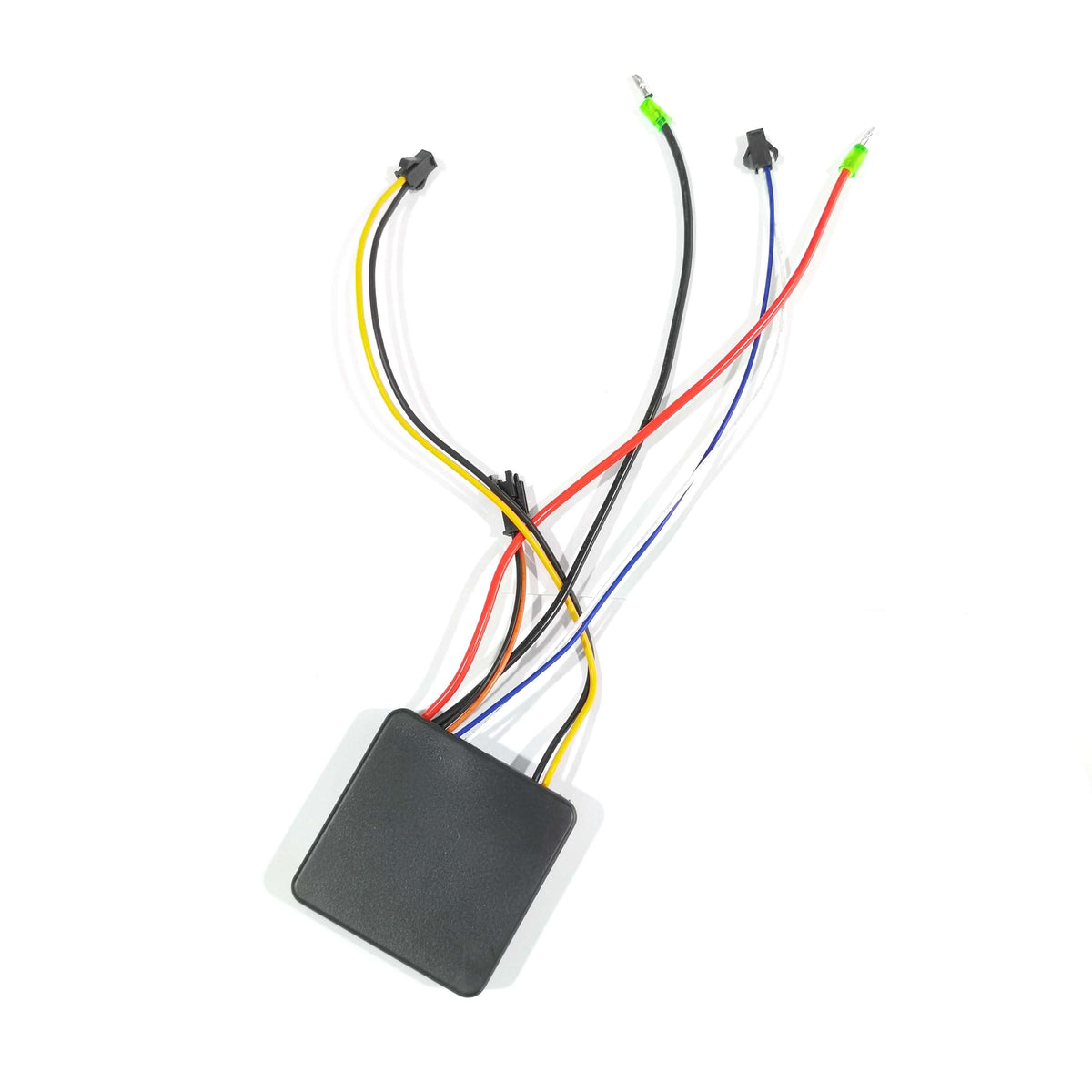 Contrôleur LED rectangulaire noir avec ses câbles de connexion sur fond blanc