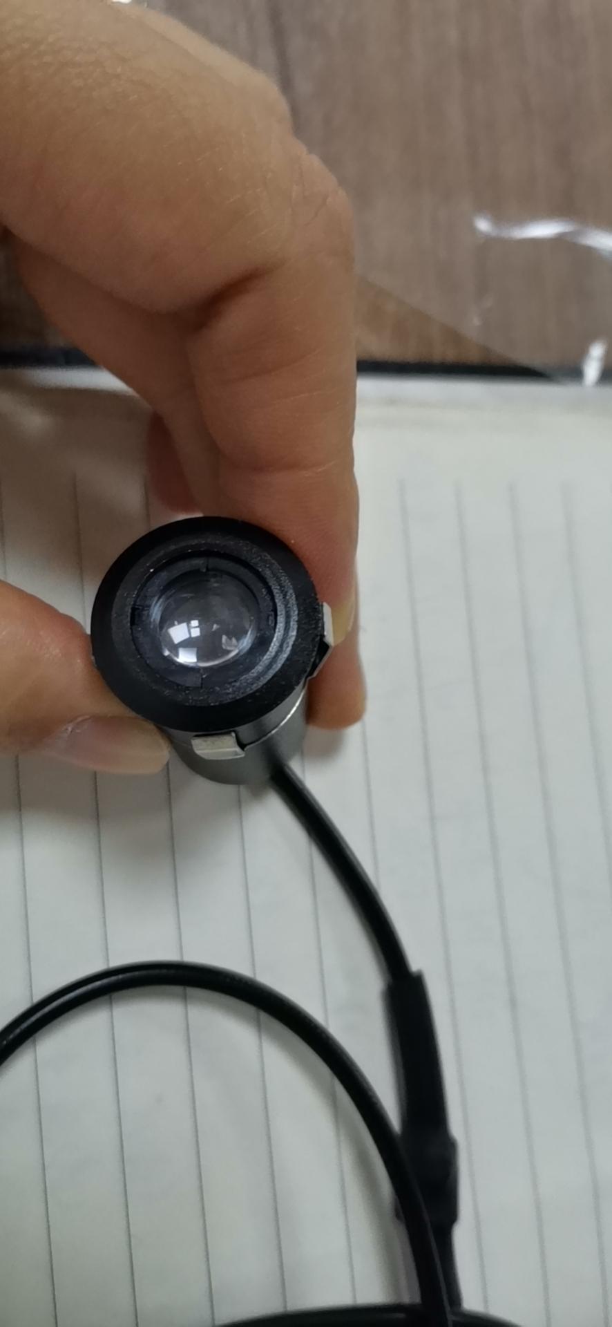 Éclairage laser logo noir cylindrique tenu dans la main pour trottinette électrique Rovoron S7