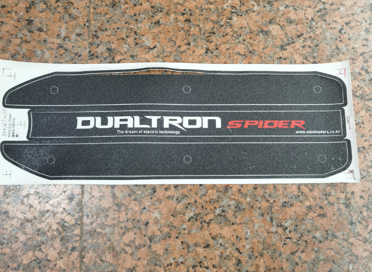 Grip de deck antidérapant noir avec inscription Dualtron Spider