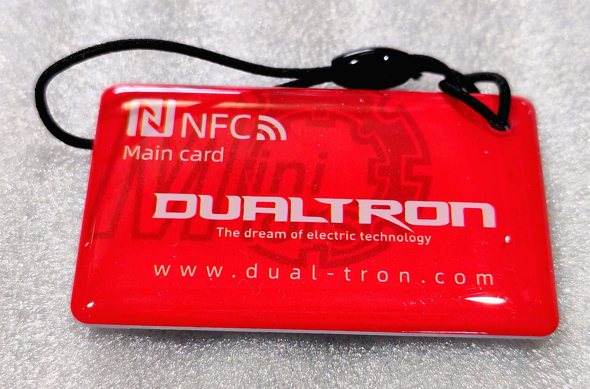 Carte NFC principale rouge marquée Dualtron vue de face